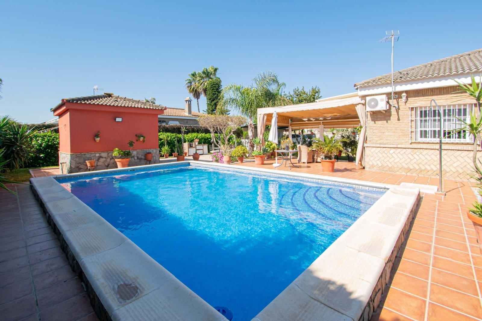 4 bedroom Villa for sale in La Rinconada with pool - € 329,000 (Ref: 9695417)