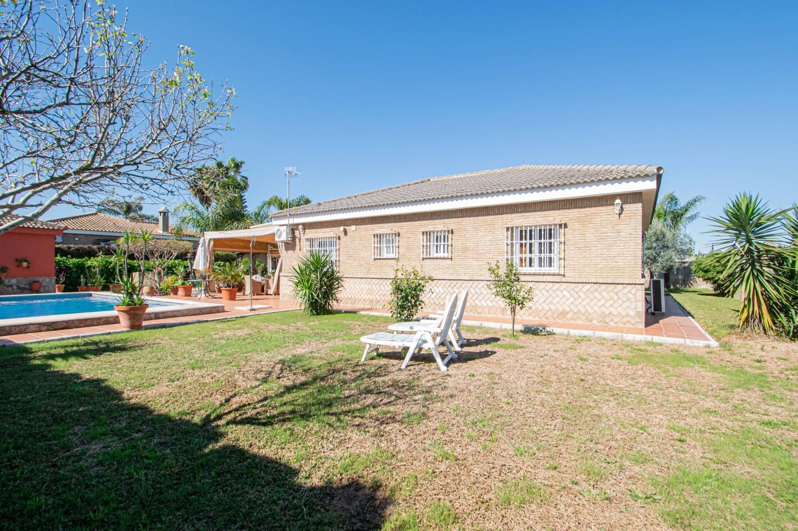 4 bedroom Villa for sale in La Rinconada with pool - € 329,000 (Ref: 9695417)