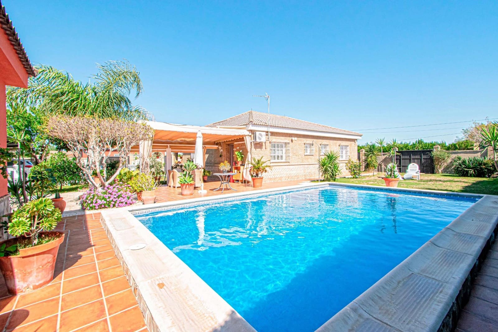 4 bedroom Villa for sale in La Rinconada with pool - € 329,000 (Ref: 9695417)