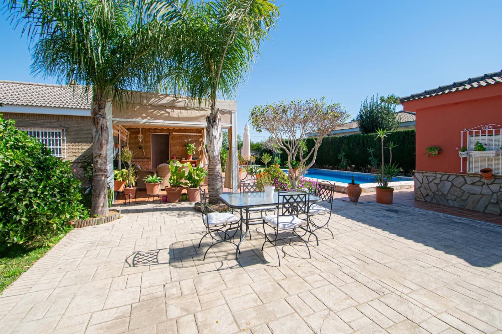 4 bedroom Villa for sale in La Rinconada with pool - € 329,000 (Ref: 9695417)