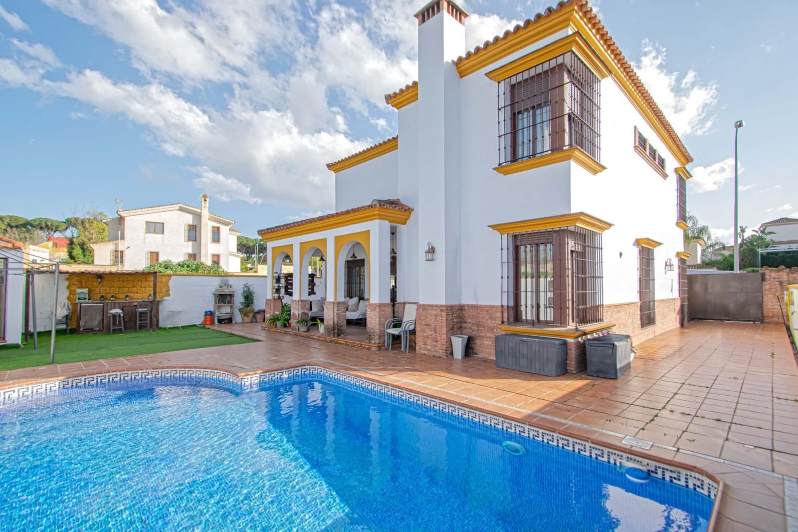 5 bedroom Villa for sale in Alcala de Guadaira with pool - € 445,000 (Ref: 9712042)