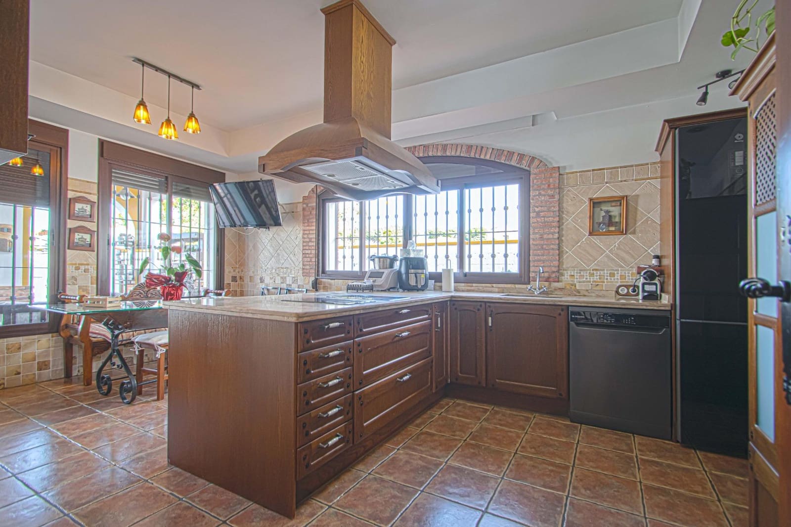 5 bedroom Villa for sale in Alcala de Guadaira with pool - € 445,000 (Ref: 9712042)