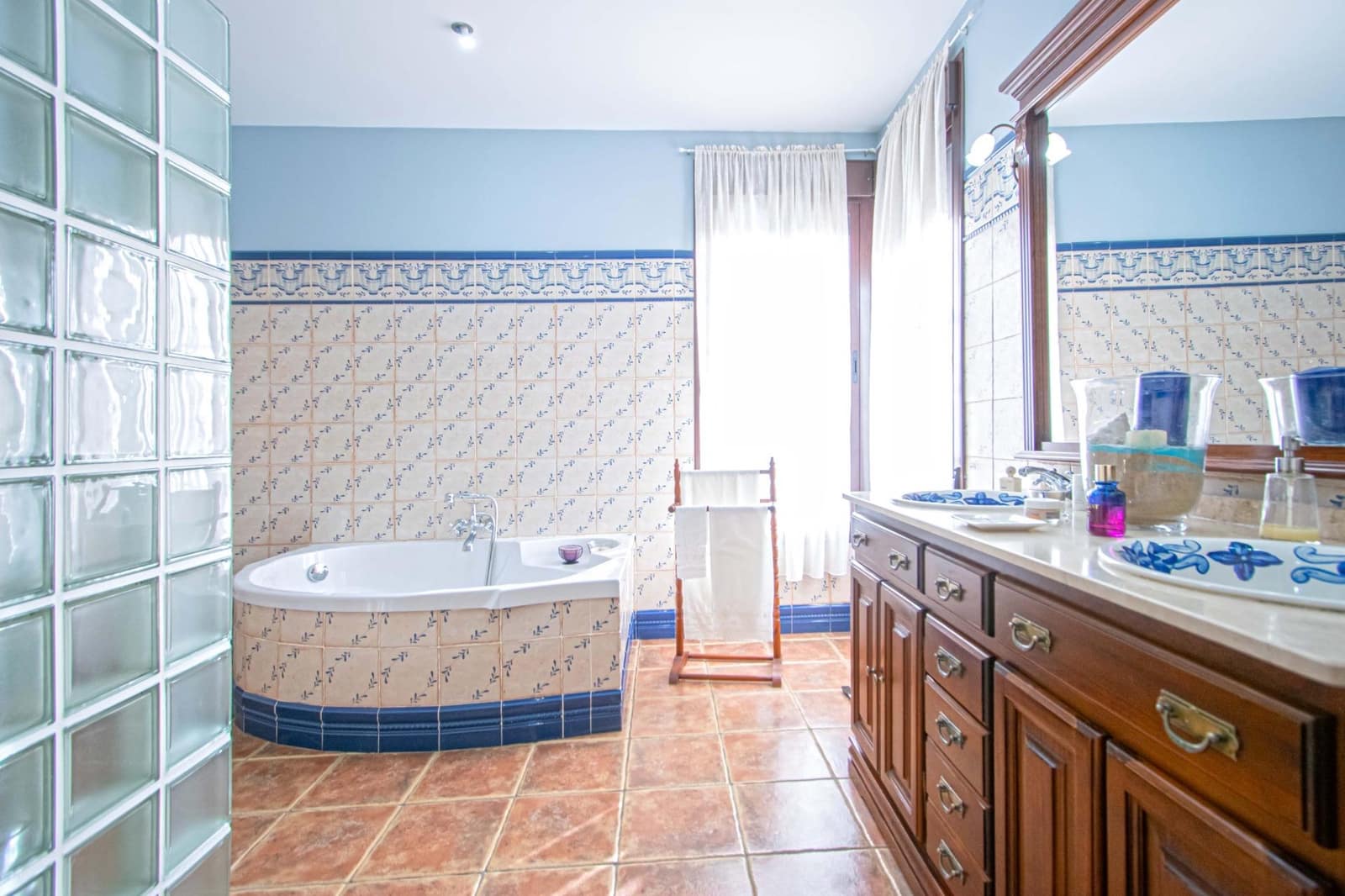 5 bedroom Villa for sale in Alcala de Guadaira with pool - € 445,000 (Ref: 9712042)