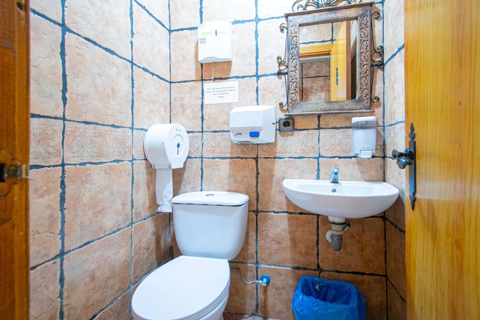 Commercial for sale in Seville city - € 155,000 (Ref: 9721765)