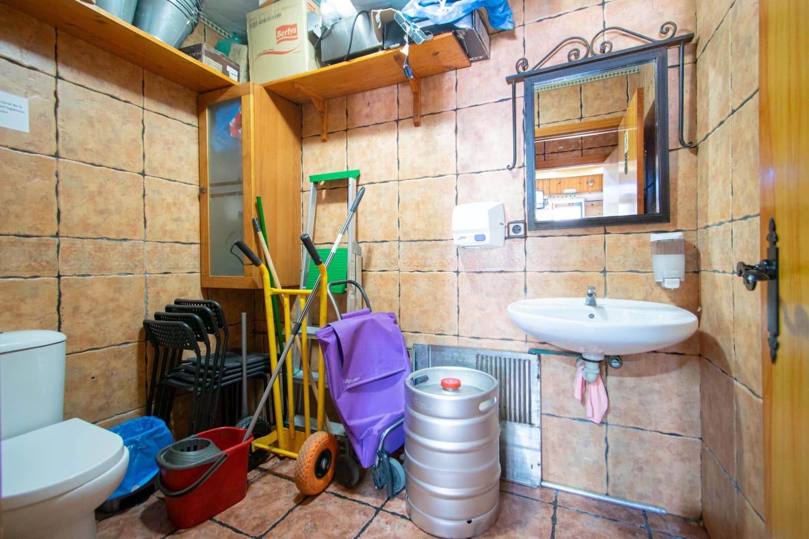 Commercial for sale in Seville city - € 155,000 (Ref: 9721765)