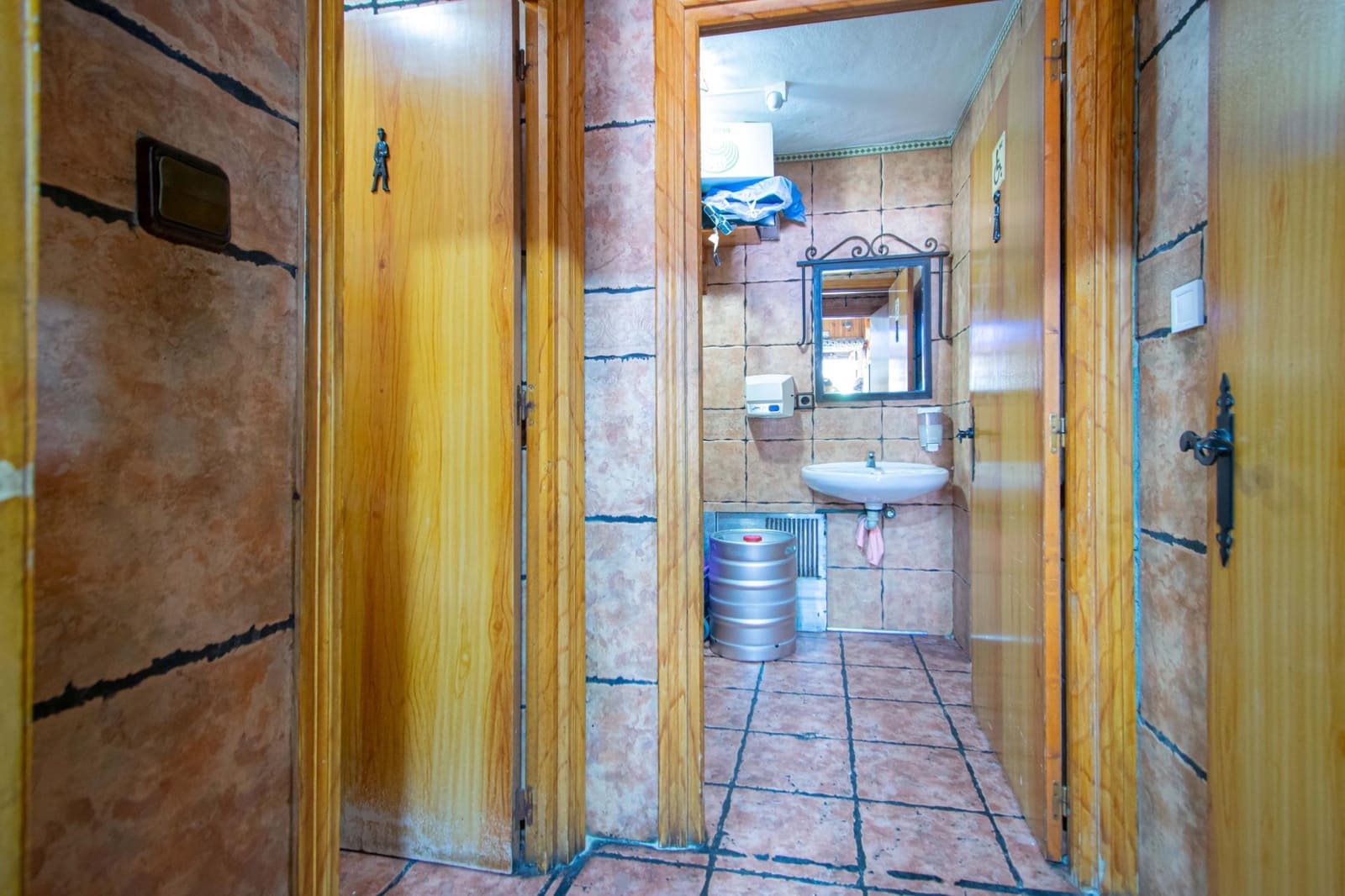 Commercial for sale in Seville city - € 155,000 (Ref: 9721765)