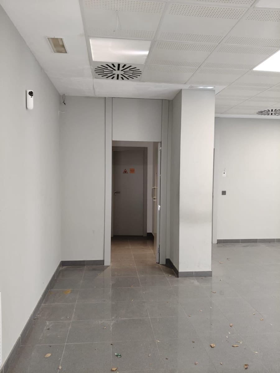 Commercial for sale in Seville city - € 135,000 (Ref: 9726712)