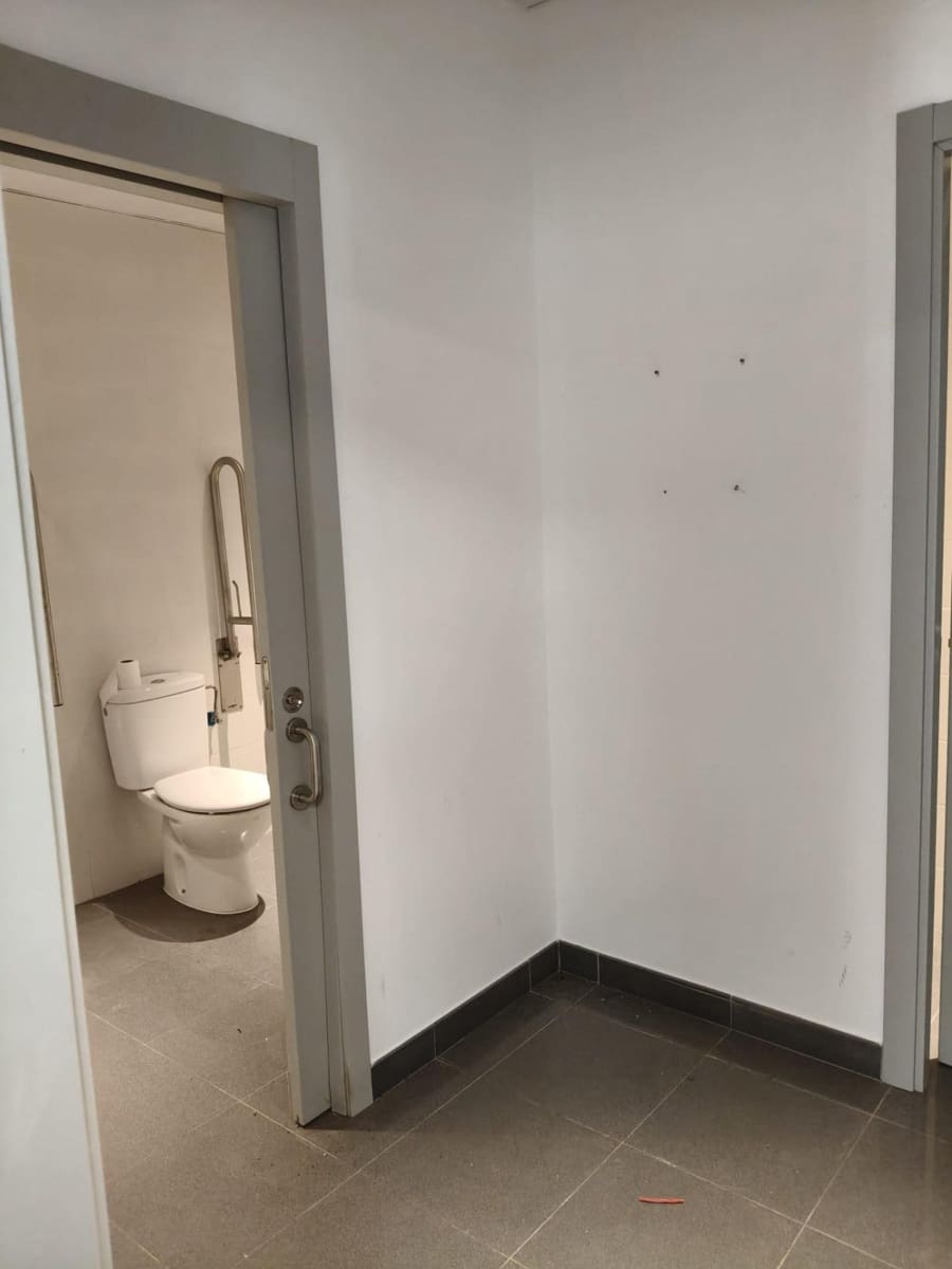 Commercial for sale in Seville city - € 135,000 (Ref: 9726712)