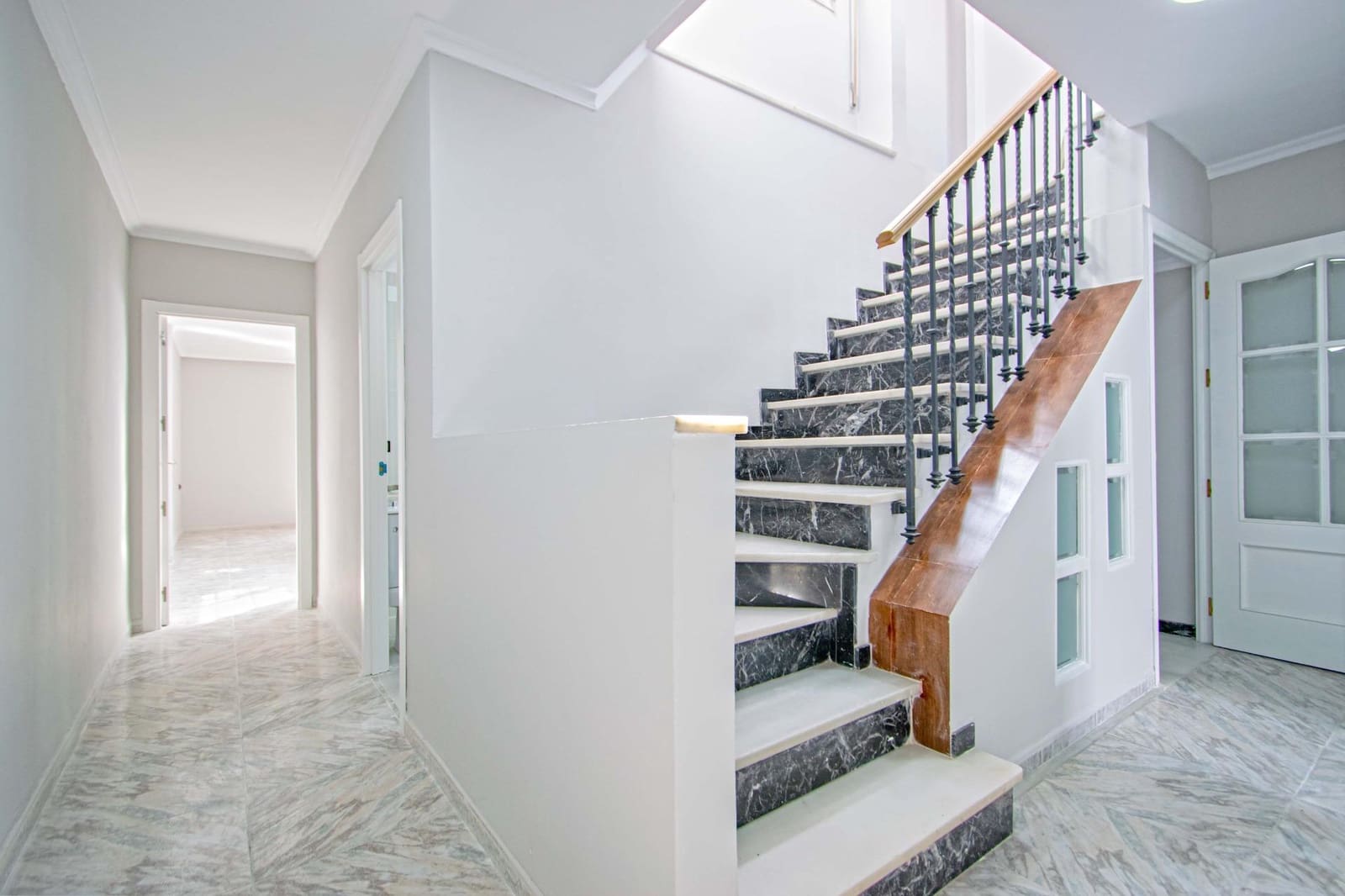 5 bedroom Townhouse for sale in Seville city with garage - € 595,000 (Ref: 9726715)