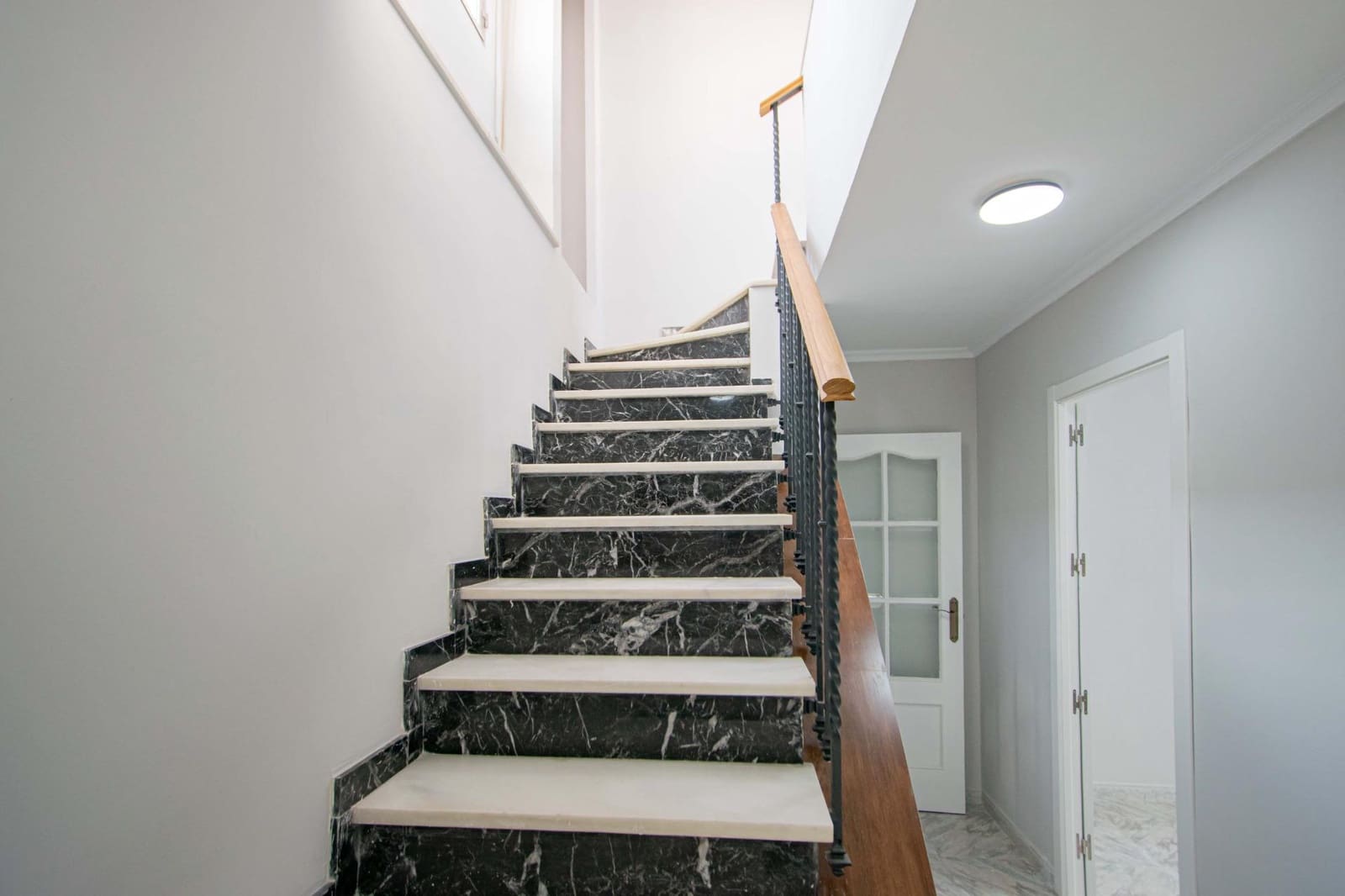 5 bedroom Townhouse for sale in Seville city with garage - € 595,000 (Ref: 9726715)