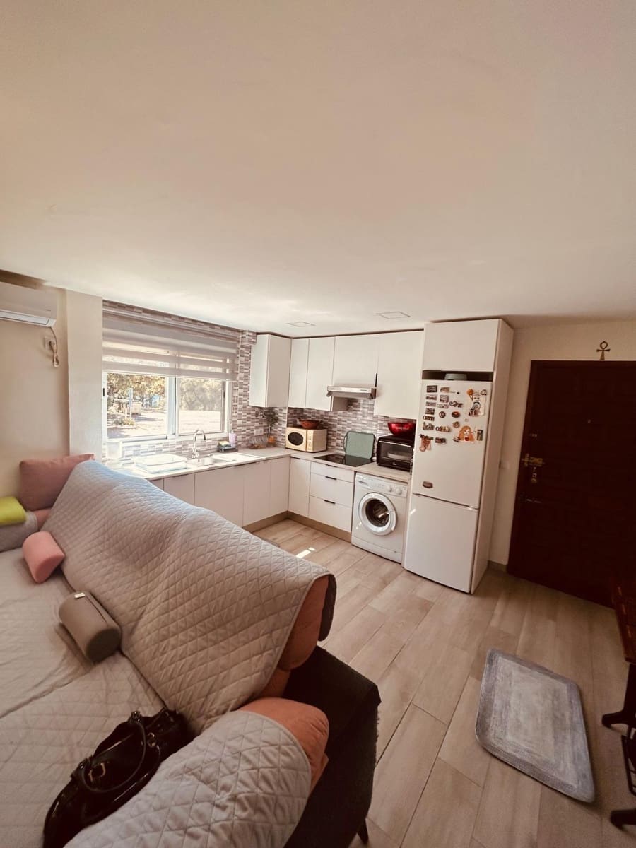 2 bedroom Flat for sale in Guillena with pool - € 85,000 (Ref: 9732204)