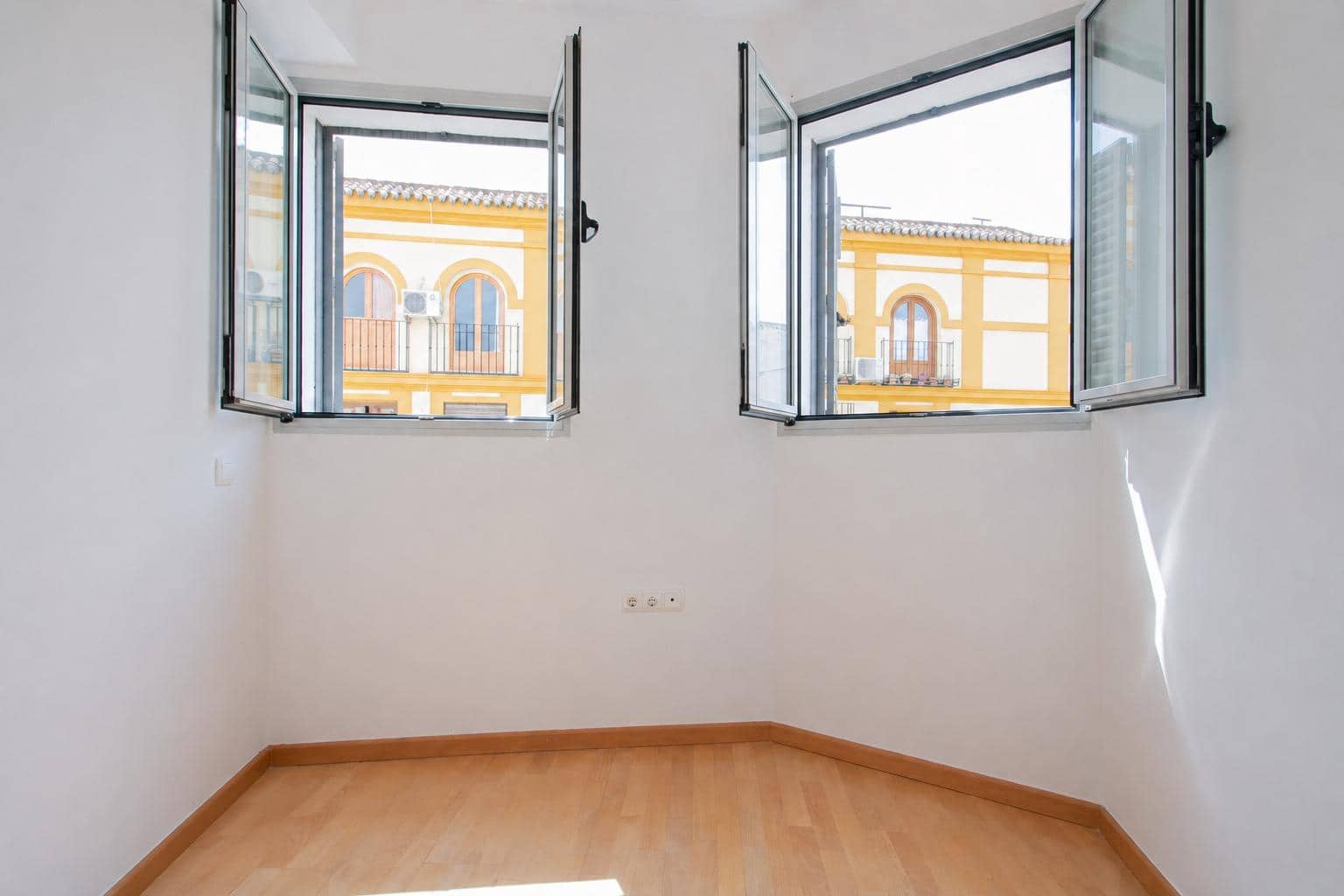 2 bedroom Townhouse for sale in Seville city with garage - € 450,000 (Ref: 9733939)