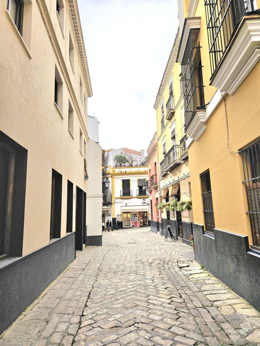 5 bedroom Townhouse for sale in Seville city with garage - € 1,495,000 (Ref: 9733940)