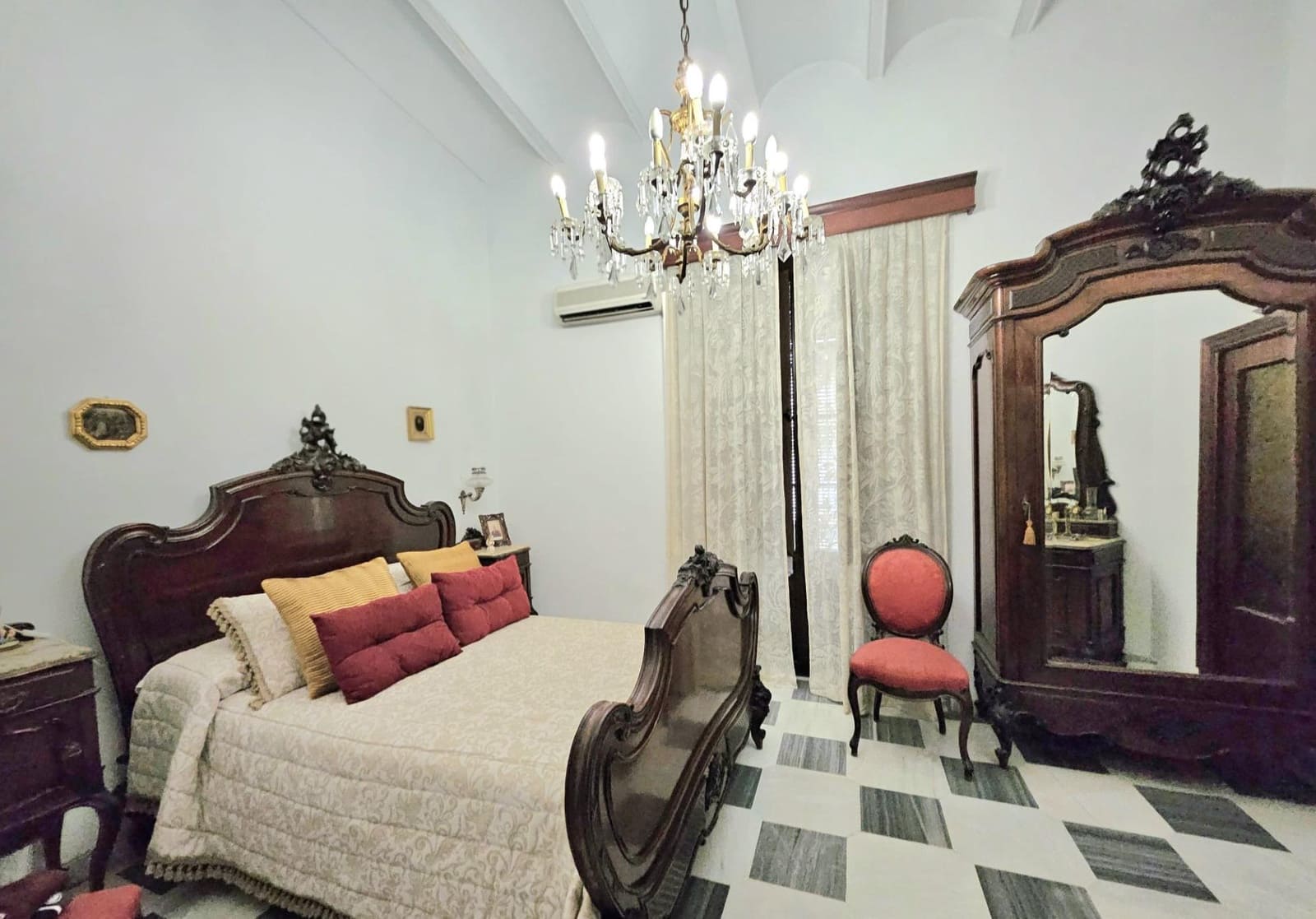 5 bedroom Townhouse for sale in Seville city with garage - € 1,495,000 (Ref: 9733940)