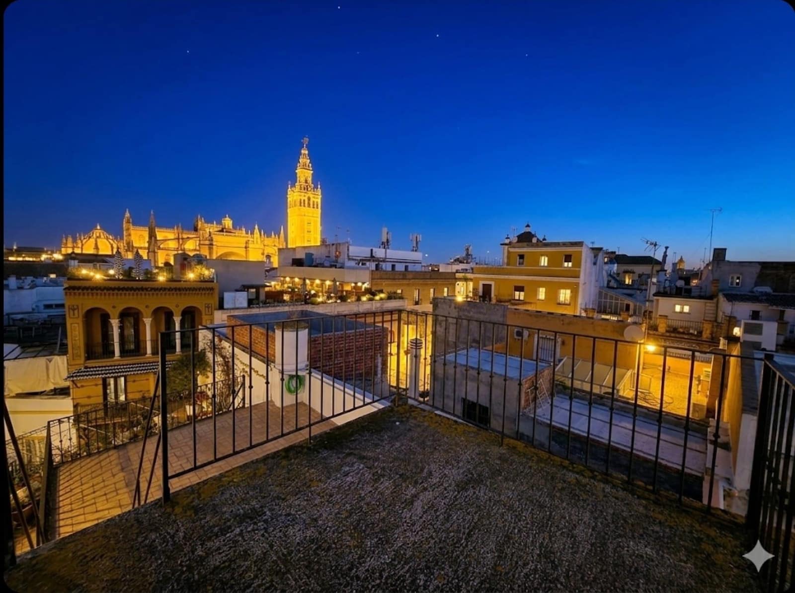 5 bedroom Townhouse for sale in Seville city with garage - € 1,495,000 (Ref: 9733940)