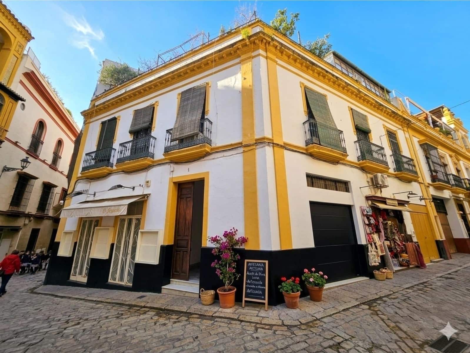 5 bedroom Townhouse for sale in Seville city with garage - € 1,495,000 (Ref: 9733940)