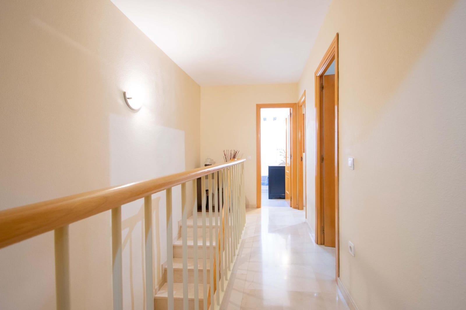 4 bedroom Semi-detached Villa for sale in Mairena del Aljarafe - € 335,000 (Ref: 9773145)