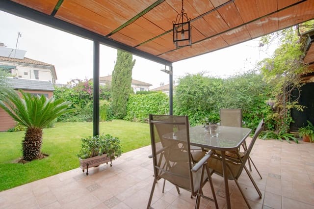 4 bedroom Semi-detached Villa for sale in Mairena del Aljarafe - € 335,000 (Ref: 9773145)