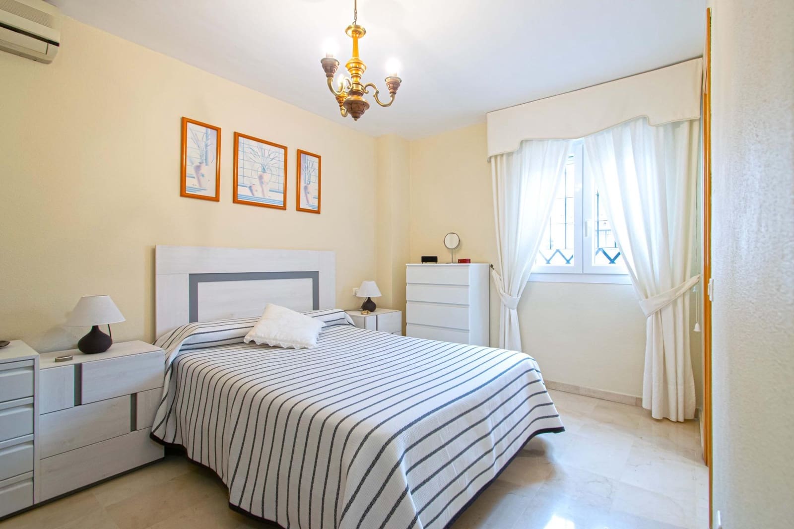 4 bedroom Semi-detached Villa for sale in Mairena del Aljarafe - € 335,000 (Ref: 9773145)