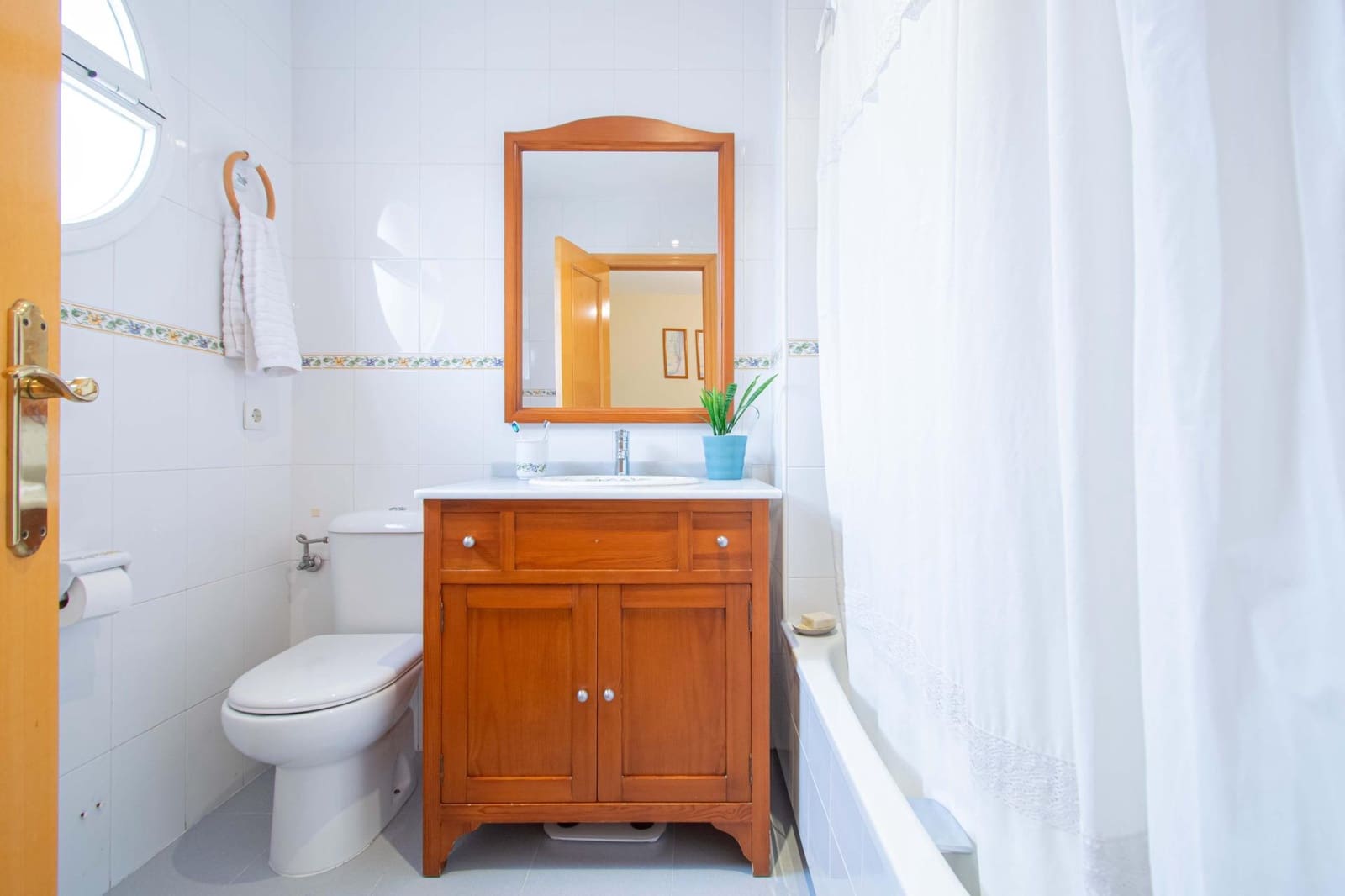 4 bedroom Semi-detached Villa for sale in Mairena del Aljarafe - € 335,000 (Ref: 9773145)