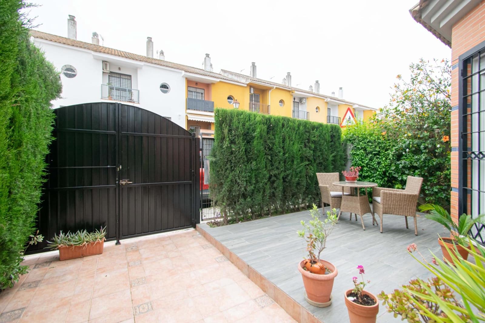 4 bedroom Semi-detached Villa for sale in Mairena del Aljarafe - € 335,000 (Ref: 9773145)