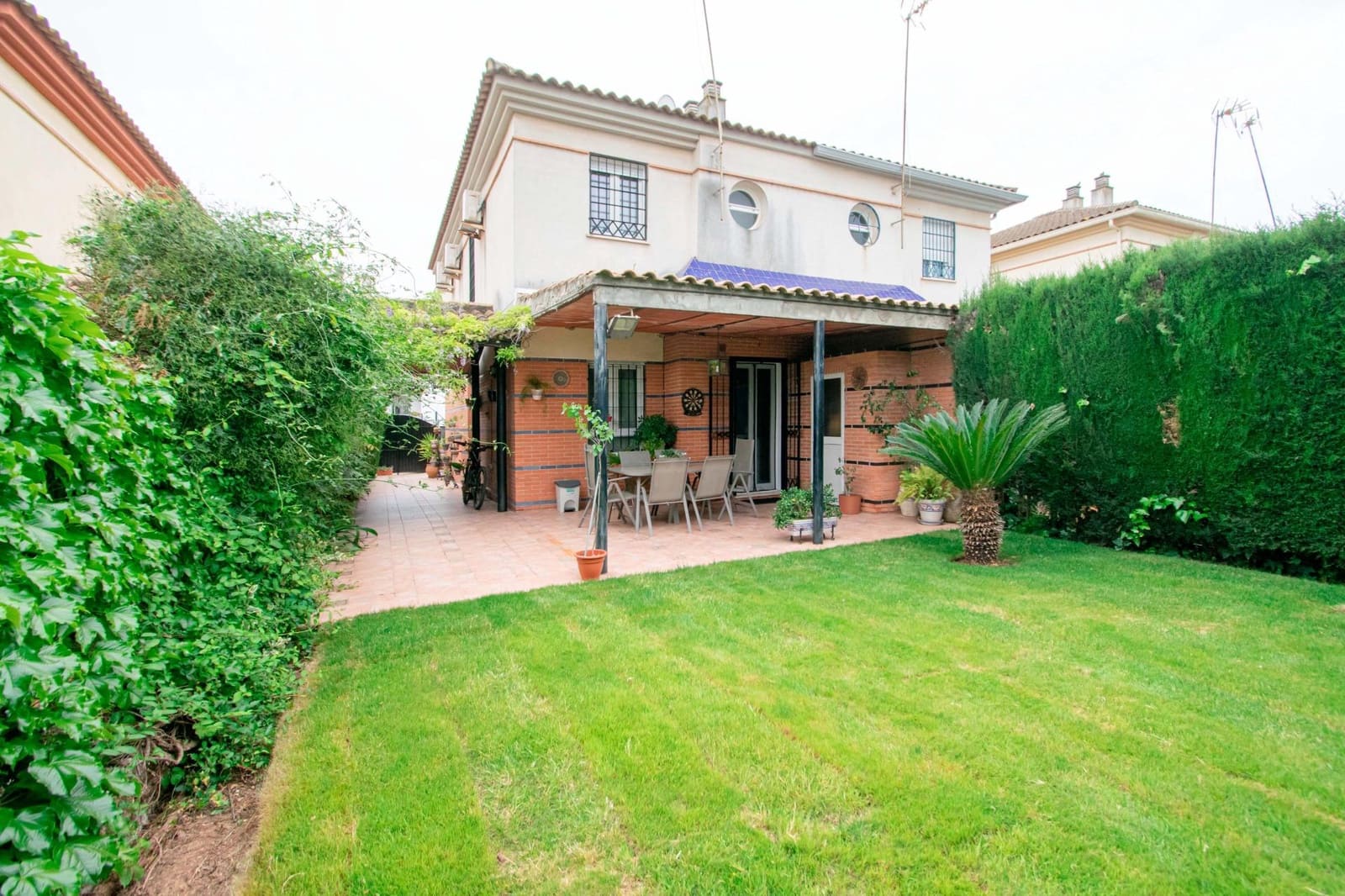 4 bedroom Semi-detached Villa for sale in Mairena del Aljarafe - € 335,000 (Ref: 9773145)