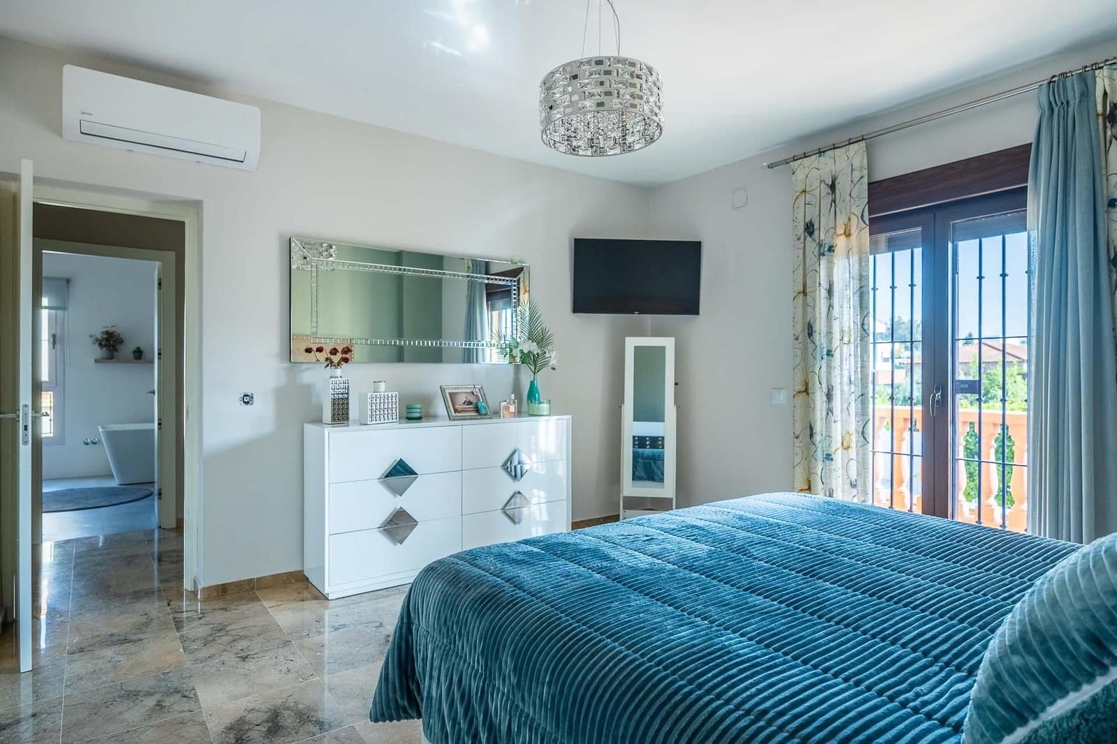 5 bedroom Villa for sale in Montequinto with pool - € 995,000 (Ref: 9778246)