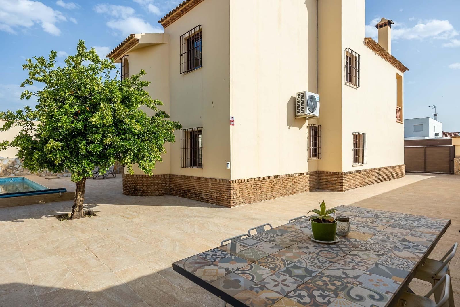 5 bedroom Villa for sale in Montequinto with pool - € 995,000 (Ref: 9778246)