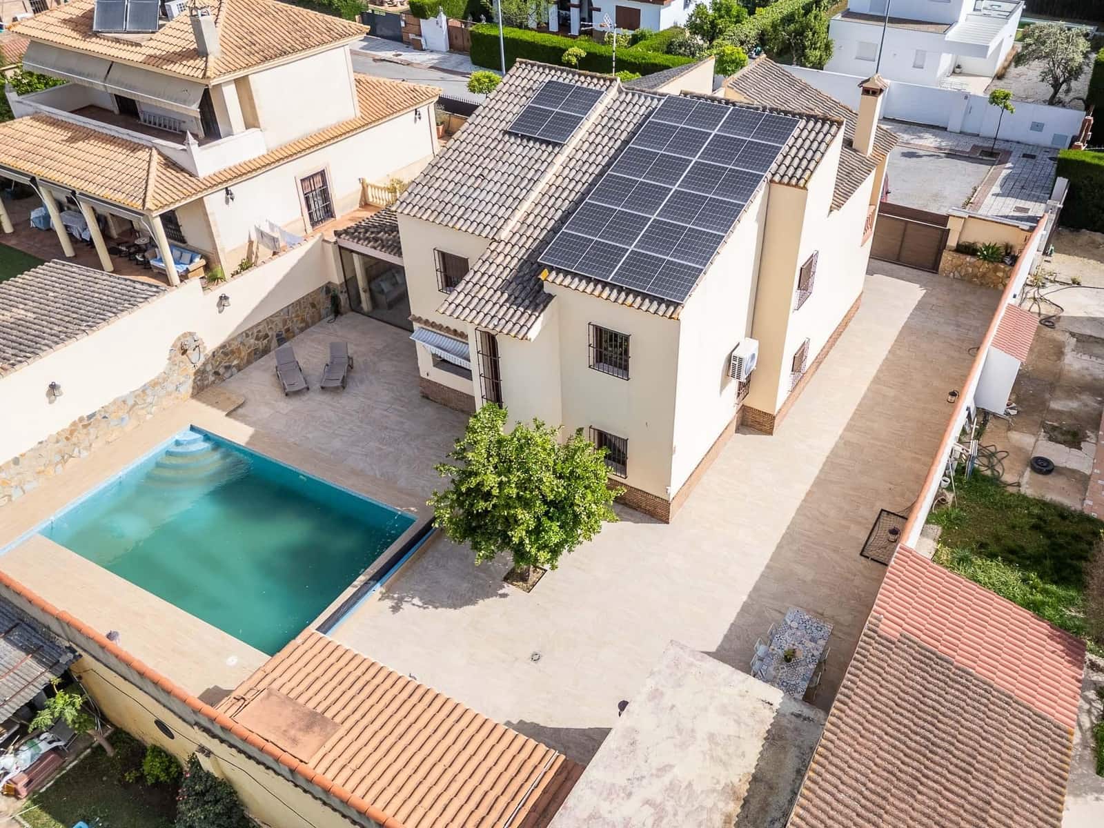 5 bedroom Villa for sale in Montequinto with pool - € 995,000 (Ref: 9778246)