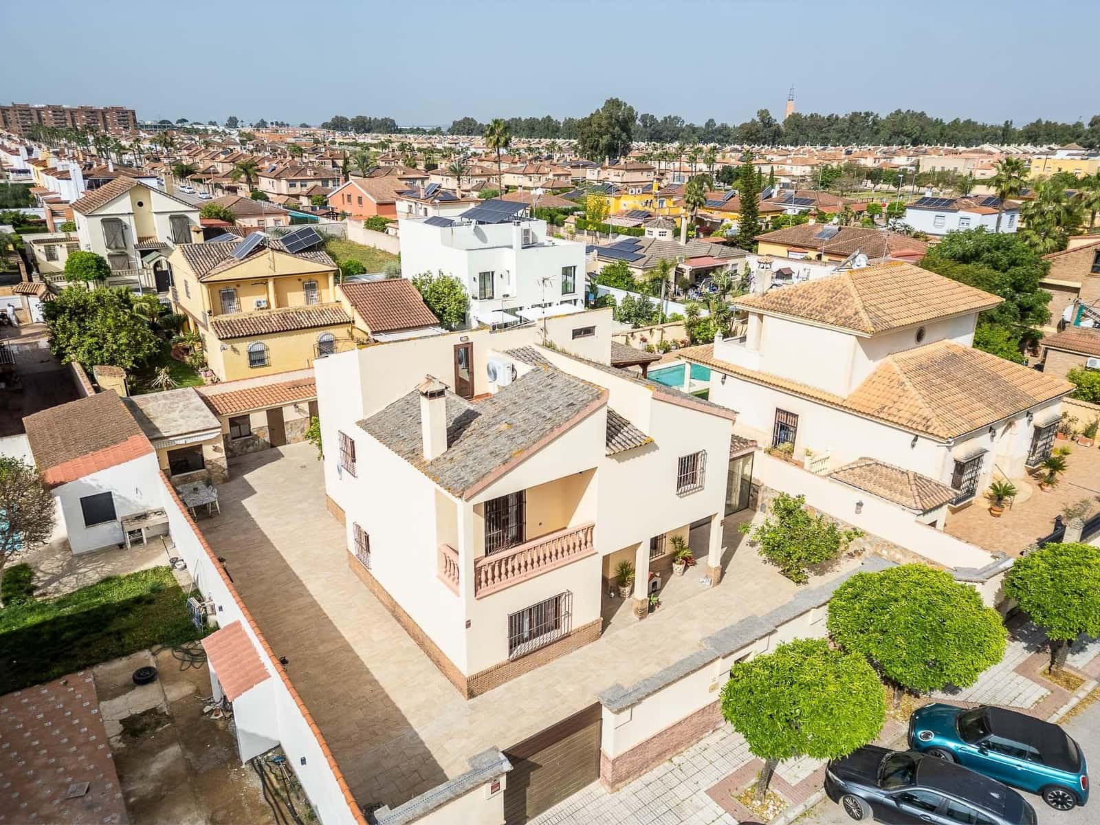 5 bedroom Villa for sale in Montequinto with pool - € 995,000 (Ref: 9778246)