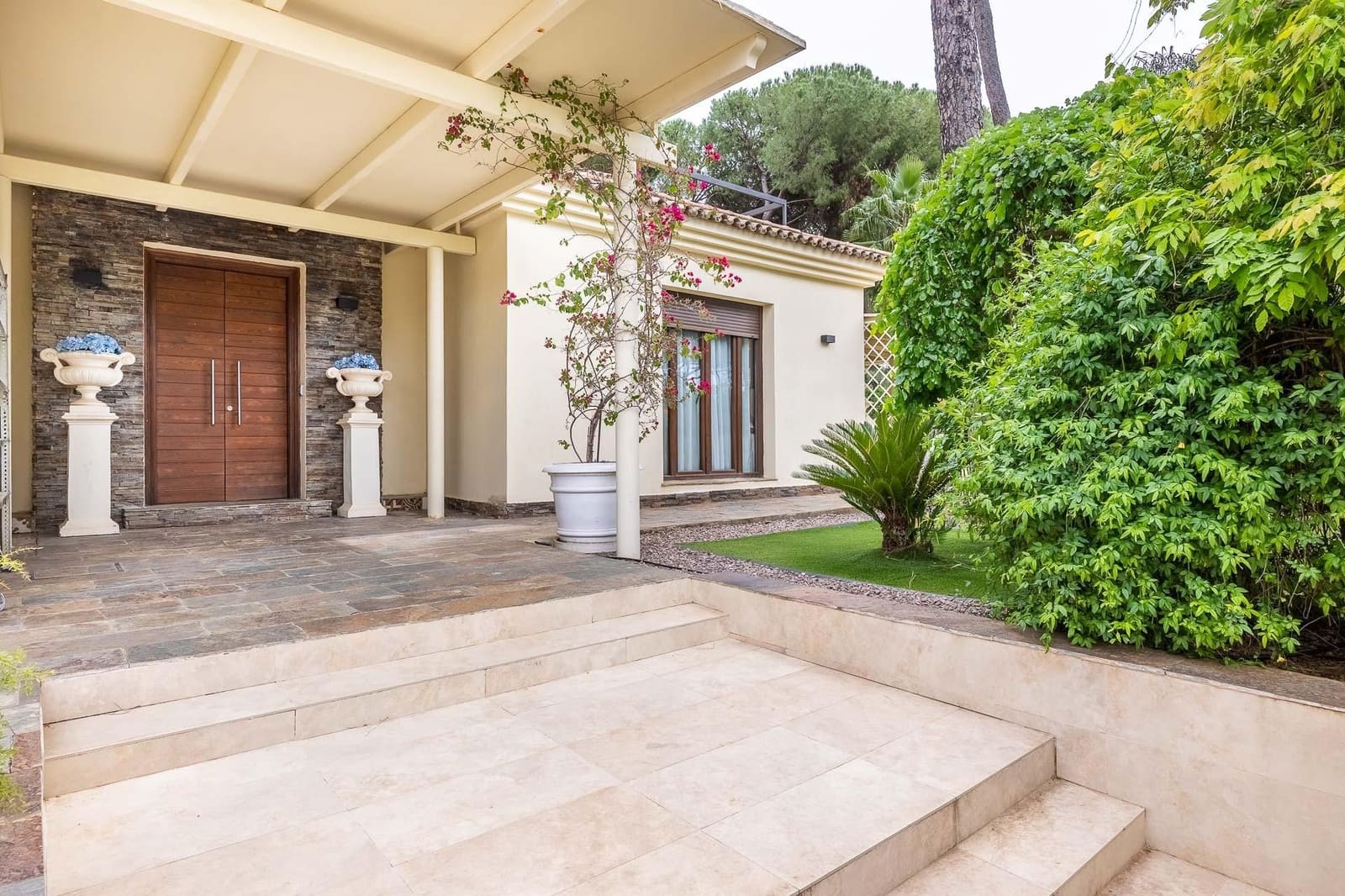 5 bedroom Villa for sale in Bollullos de la Mitacion with pool garage - € 995,000 (Ref: 9778247)