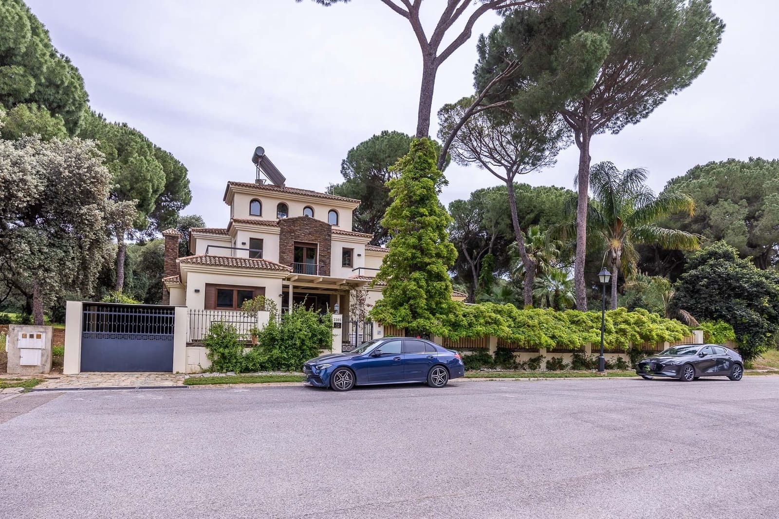 5 bedroom Villa for sale in Bollullos de la Mitacion with pool garage - € 995,000 (Ref: 9778247)