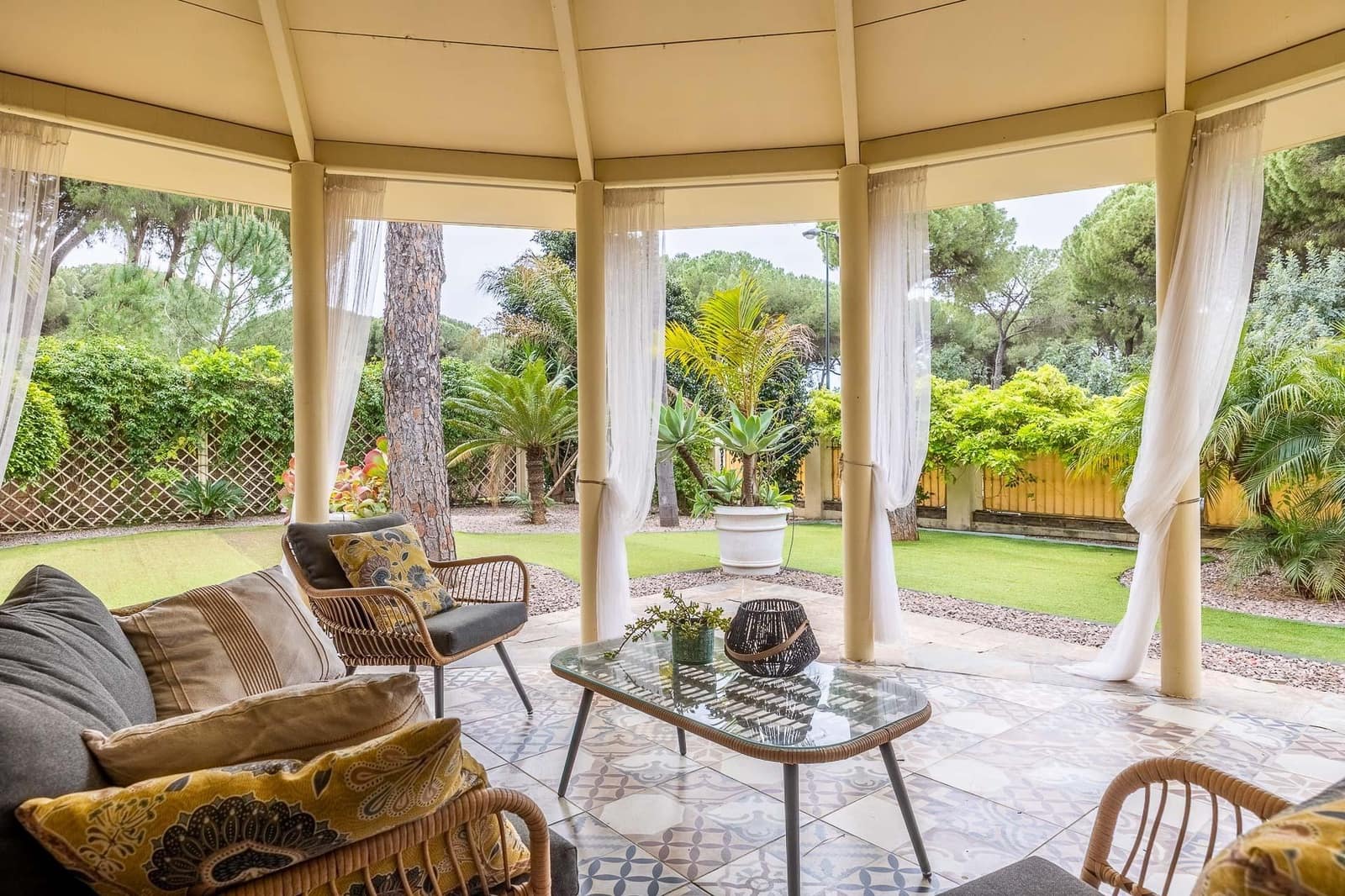 5 bedroom Villa for sale in Bollullos de la Mitacion with pool garage - € 995,000 (Ref: 9778247)