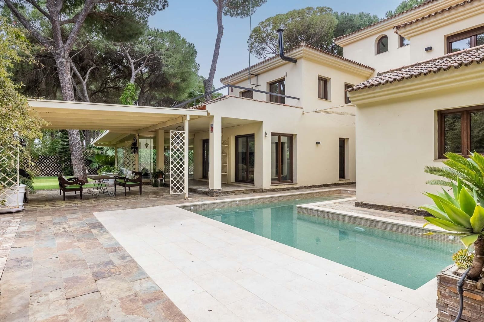 5 bedroom Villa for sale in Bollullos de la Mitacion with pool garage - € 995,000 (Ref: 9778247)