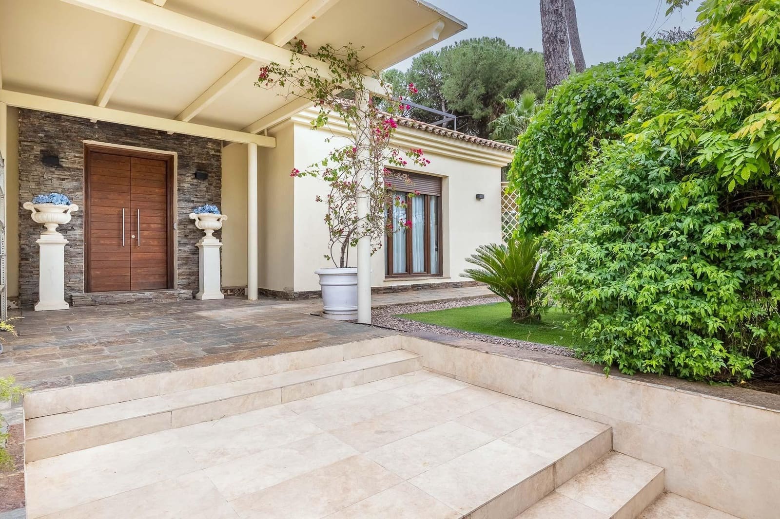 5 bedroom Villa for sale in Bollullos de la Mitacion with pool garage - € 995,000 (Ref: 9778247)