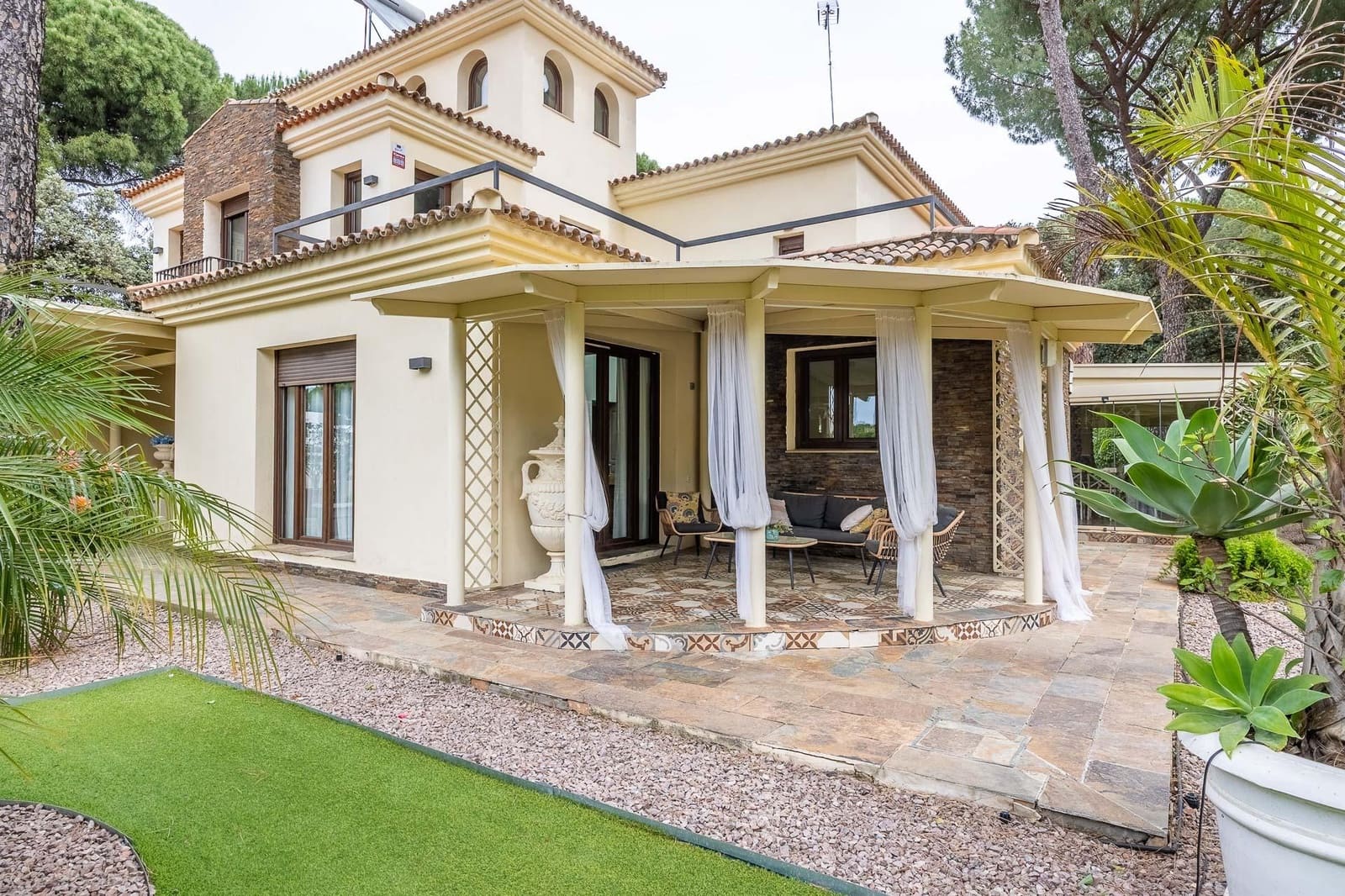 5 bedroom Villa for sale in Bollullos de la Mitacion with pool garage - € 995,000 (Ref: 9778247)