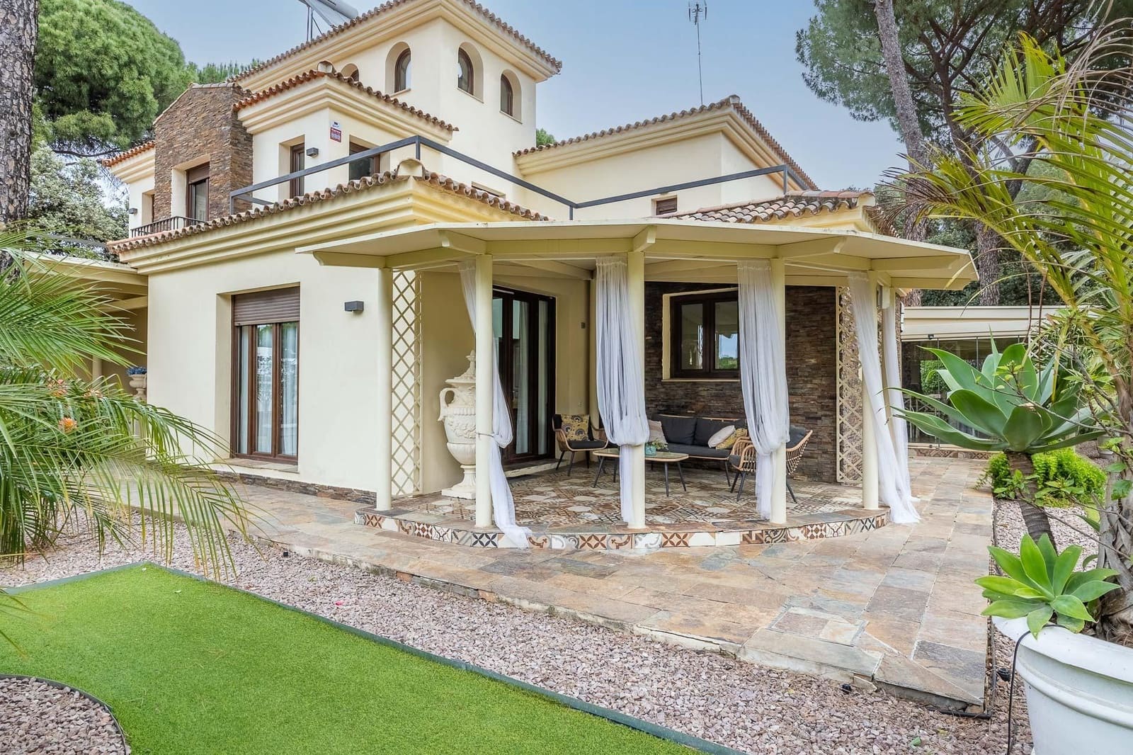 5 bedroom Villa for sale in Bollullos de la Mitacion with pool garage - € 995,000 (Ref: 9778247)