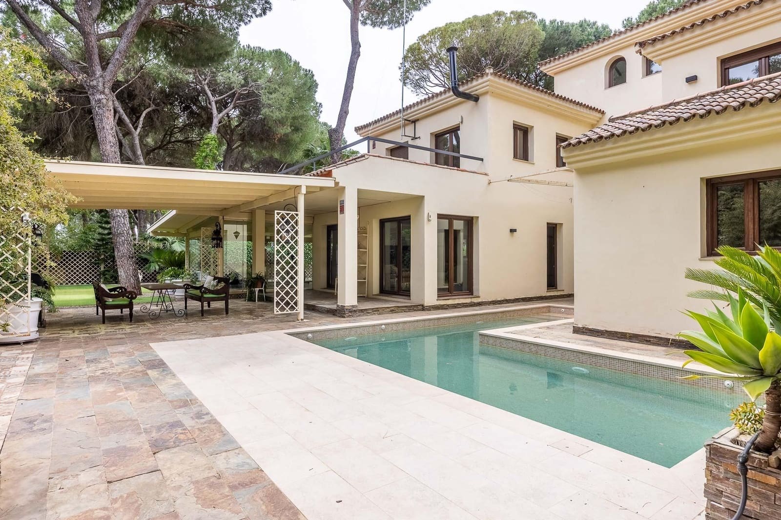 5 bedroom Villa for sale in Bollullos de la Mitacion with pool garage - € 995,000 (Ref: 9778247)