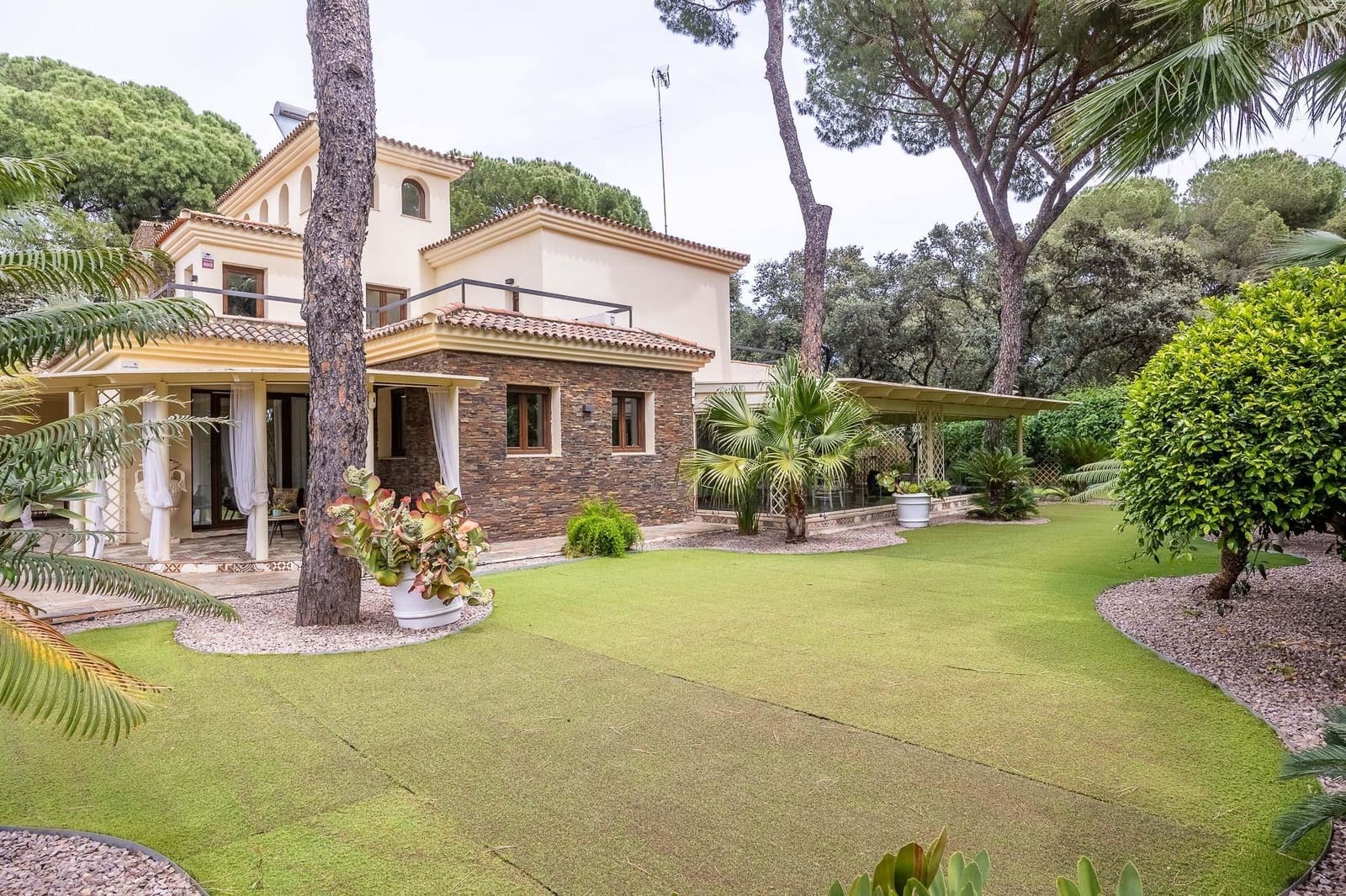 5 bedroom Villa for sale in Bollullos de la Mitacion with pool garage - € 995,000 (Ref: 9778247)