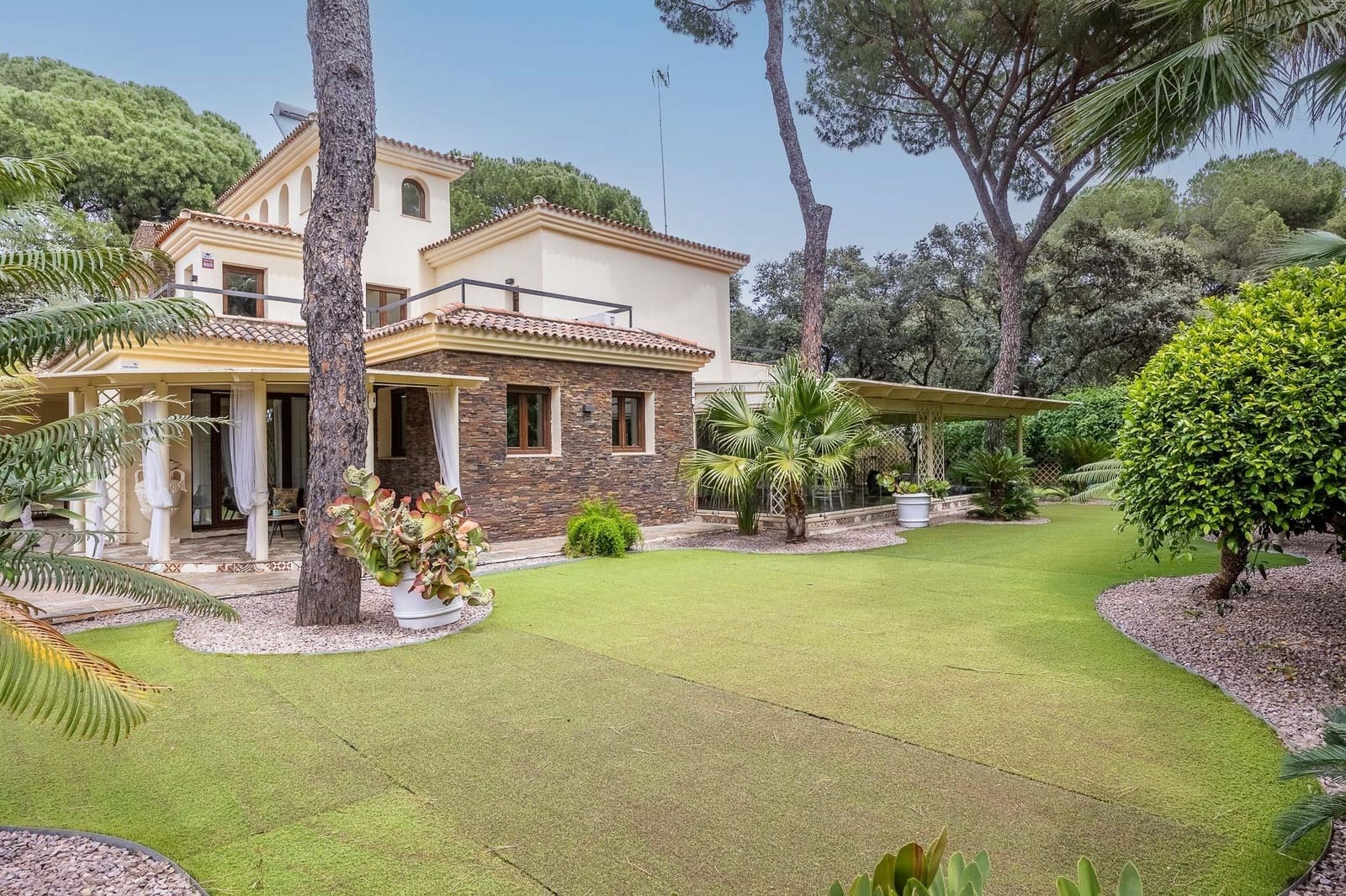 5 bedroom Villa for sale in Bollullos de la Mitacion with pool garage - € 995,000 (Ref: 9778247)