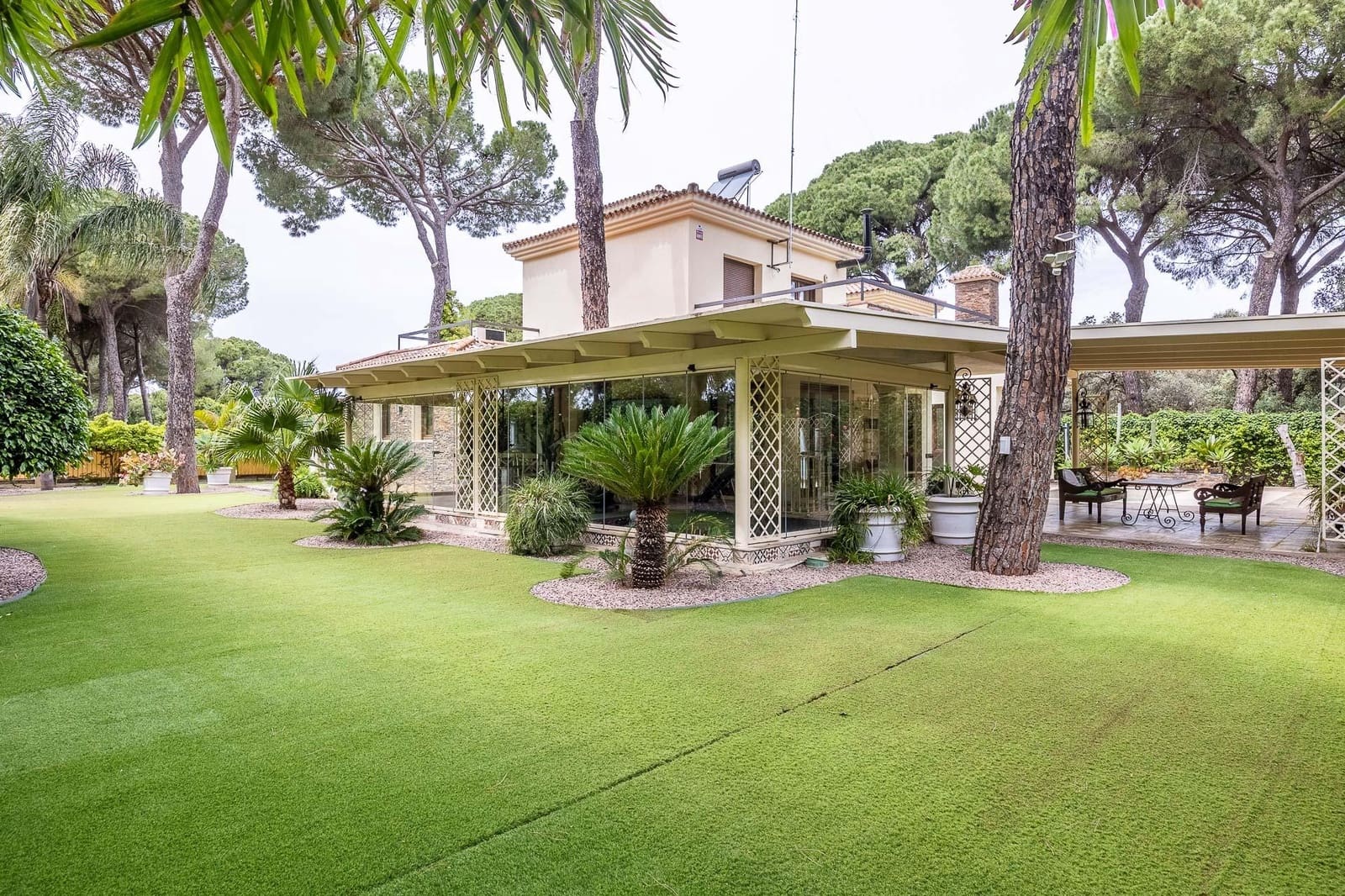 5 bedroom Villa for sale in Bollullos de la Mitacion with pool garage - € 995,000 (Ref: 9778247)