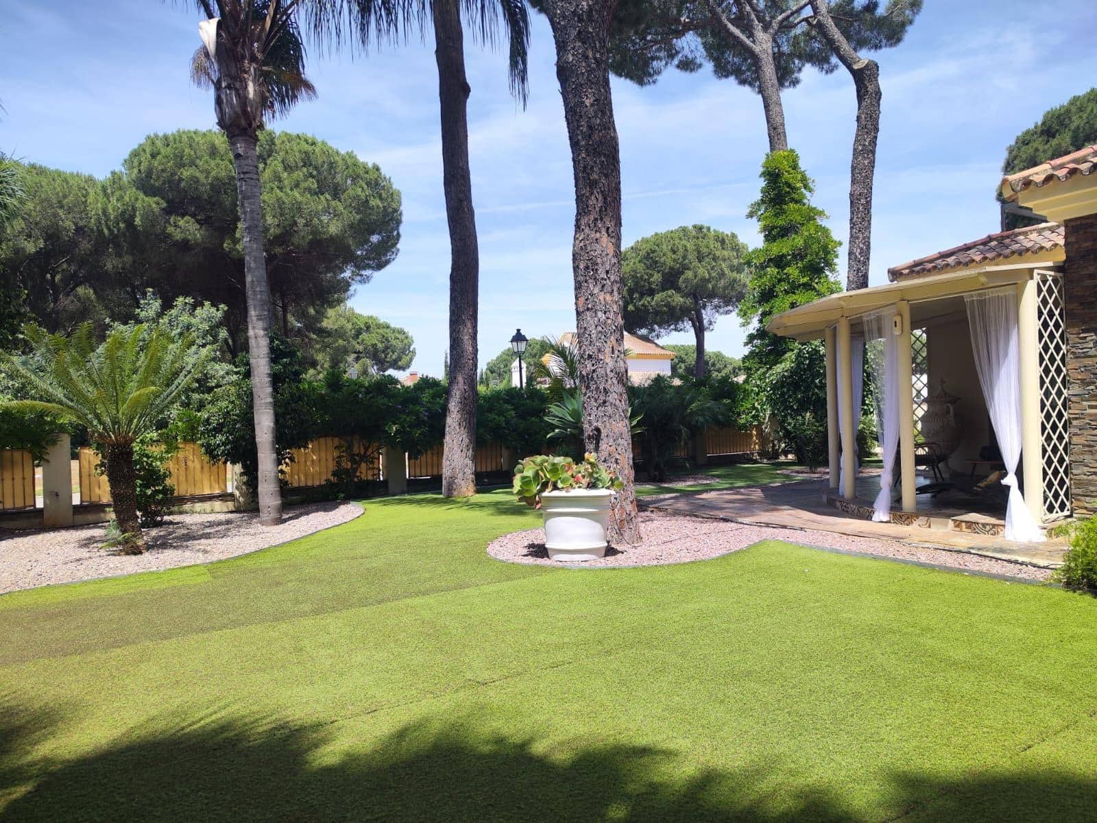 5 bedroom Villa for sale in Bollullos de la Mitacion with pool garage - € 995,000 (Ref: 9778247)