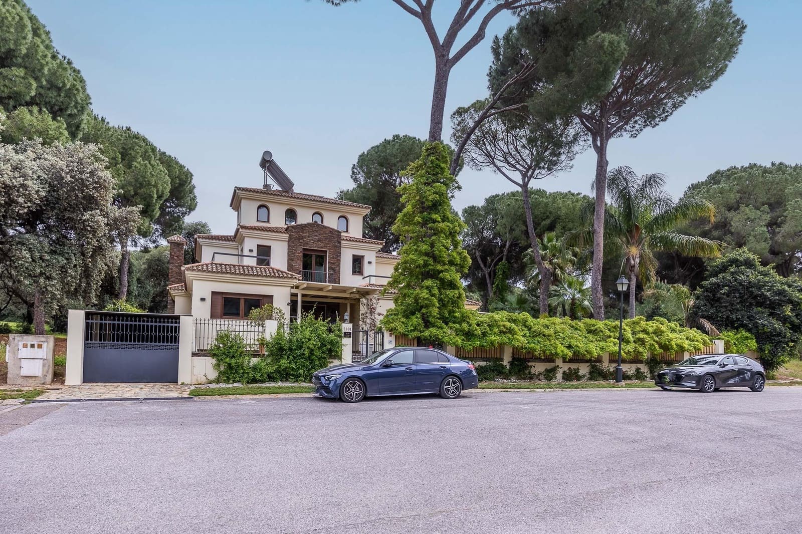 5 bedroom Villa for sale in Bollullos de la Mitacion with pool garage - € 995,000 (Ref: 9778247)