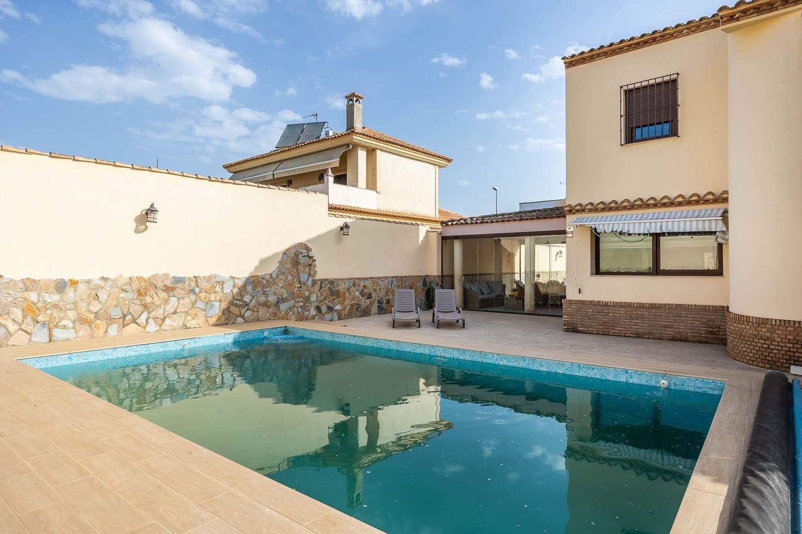 5 quarto Moradia para arrendar em Montequinto com piscina - 6 000 € (Ref: 9780666)