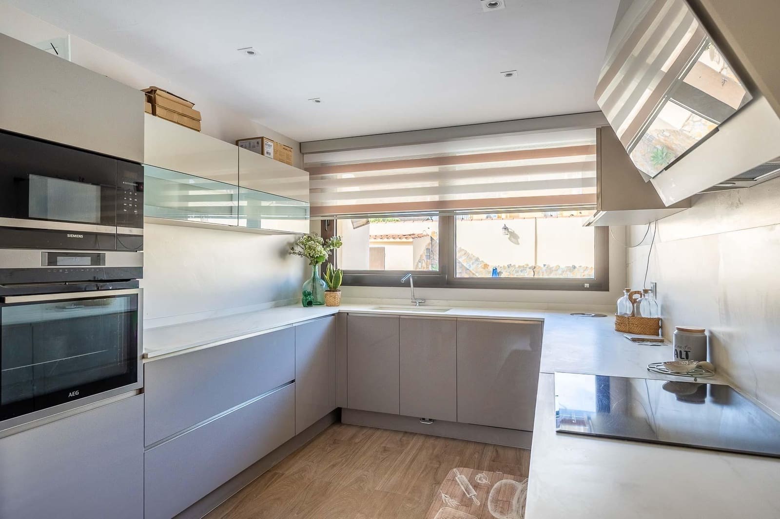 5 quarto Moradia para arrendar em Montequinto com piscina - 6 000 € (Ref: 9780666)