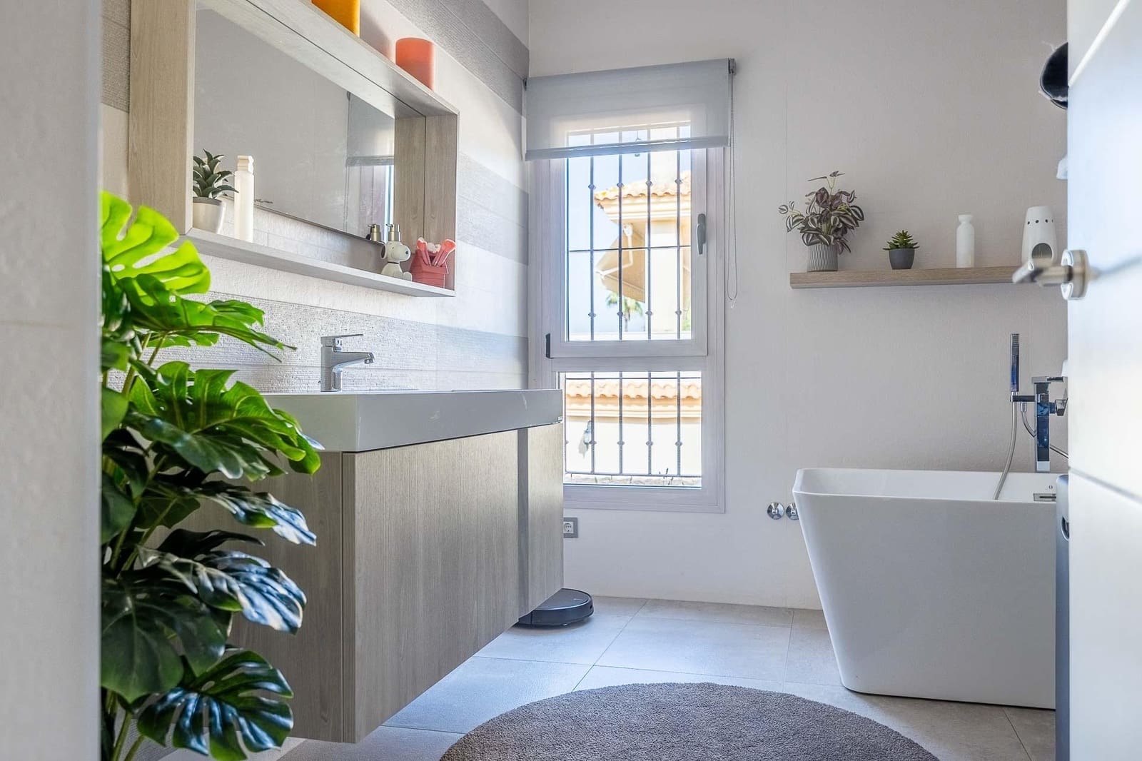 5 quarto Moradia para arrendar em Montequinto com piscina - 6 000 € (Ref: 9780666)