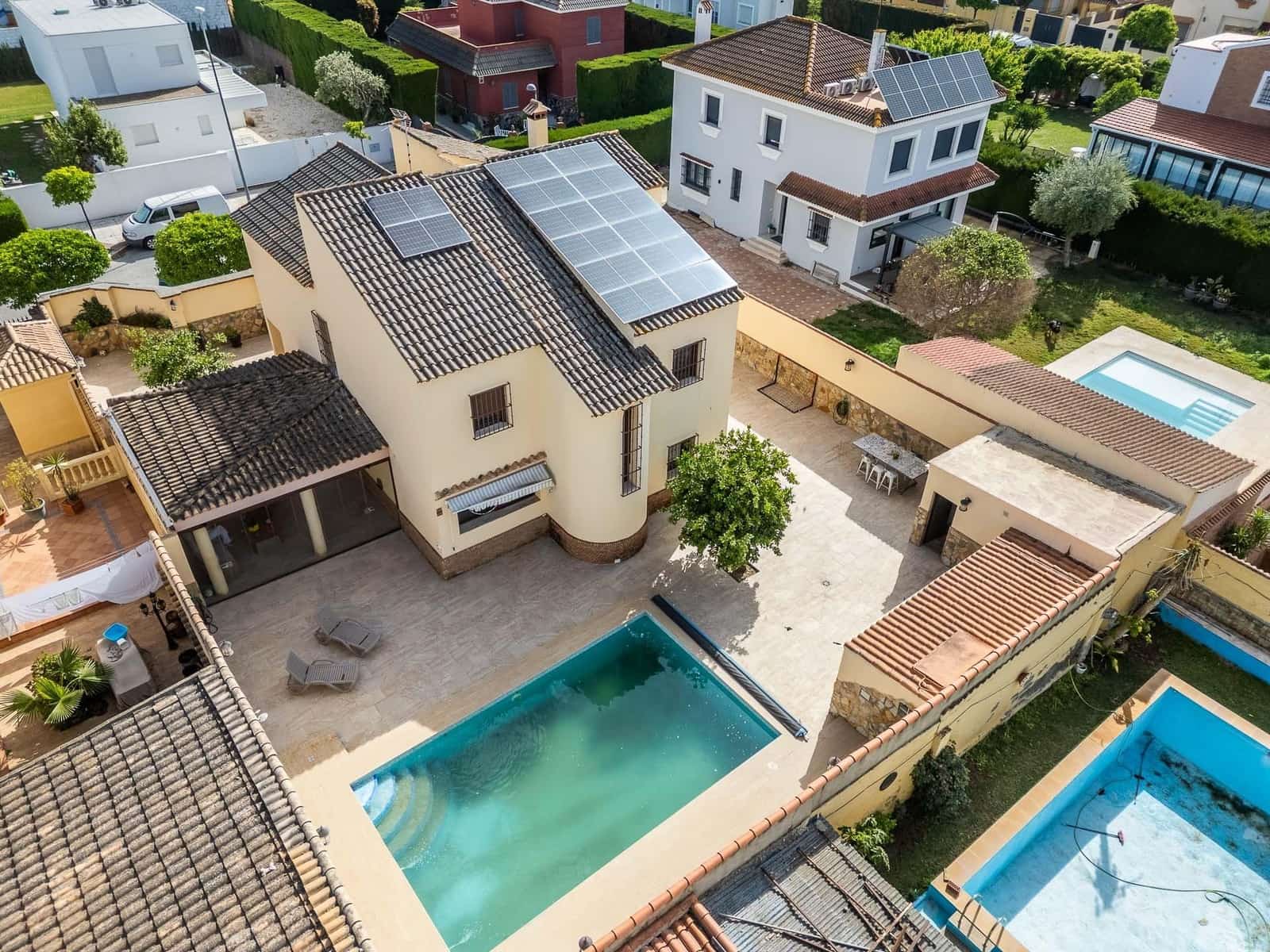 5 quarto Moradia para arrendar em Montequinto com piscina - 6 000 € (Ref: 9780666)