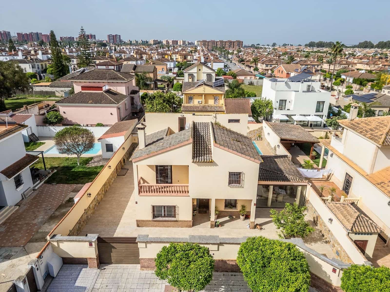 5 quarto Moradia para arrendar em Montequinto com piscina - 6 000 € (Ref: 9780666)