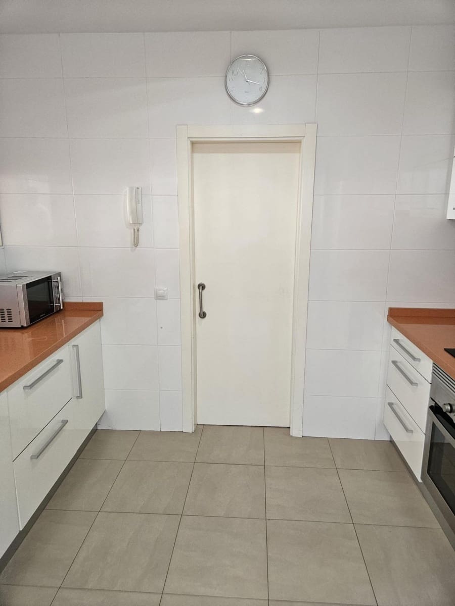 2 soverom Leilighet til leie i Sevilla by - € 1 000 (Ref: 9804371)