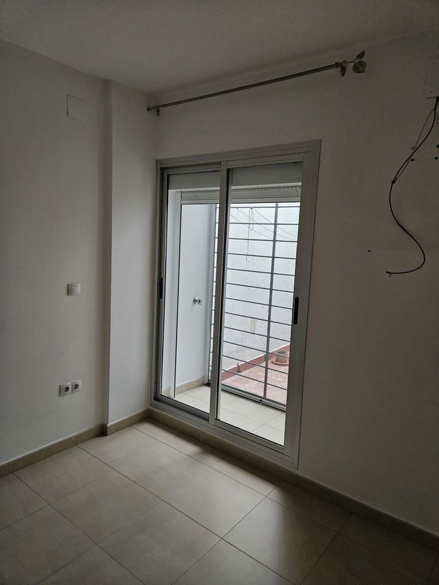 2 soverom Leilighet til leie i Sevilla by - € 1 000 (Ref: 9804371)